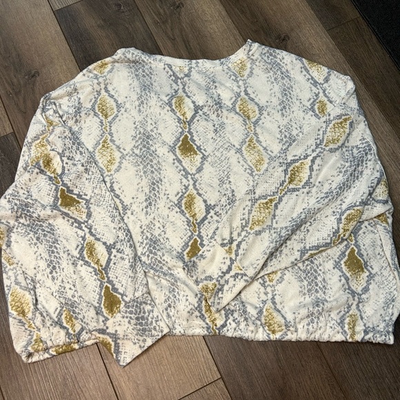 Express. Size Large - Picture 2 of 2